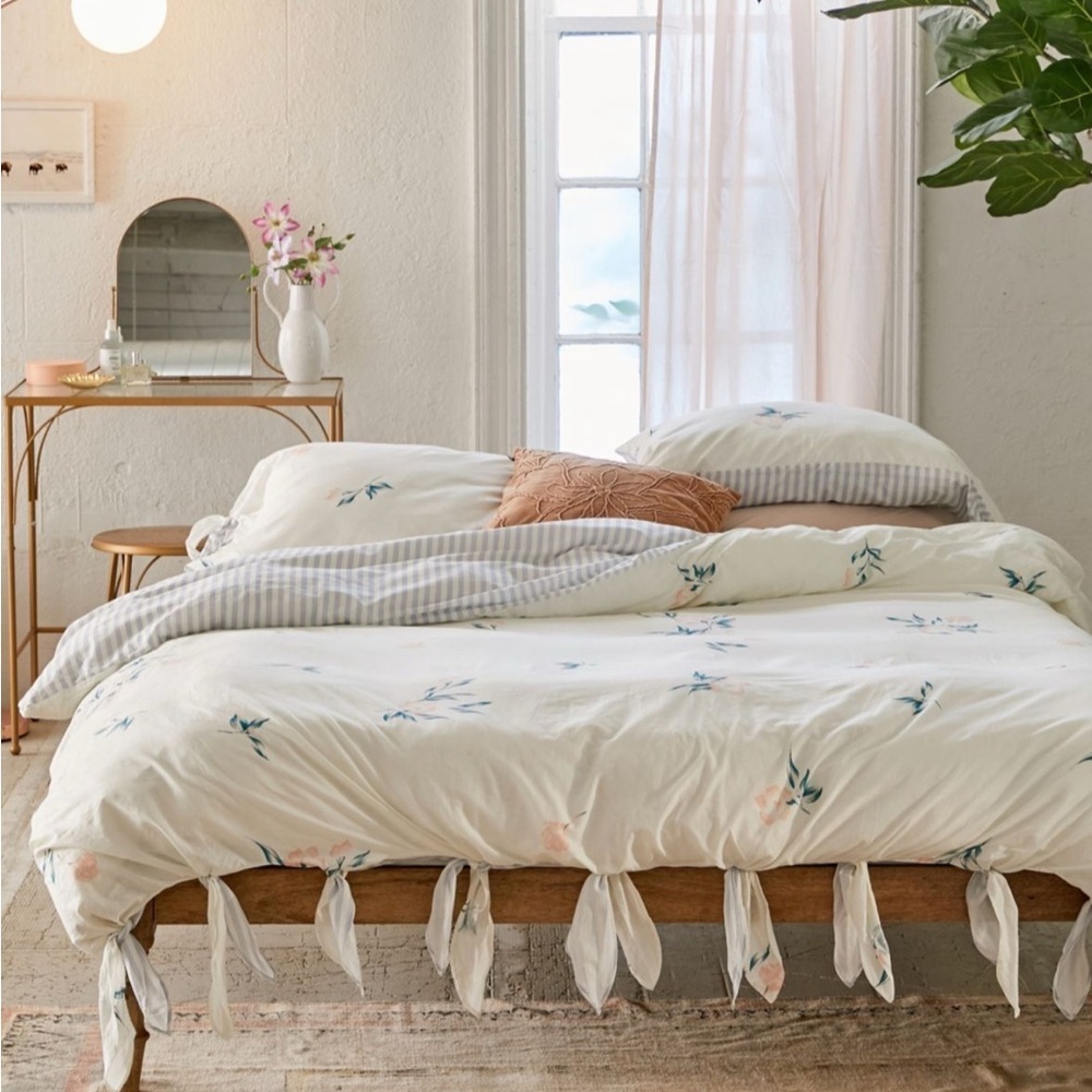 Urban Outfitters Meg Tie Duvet Cover Twin XL Blue White Dorm Bedding